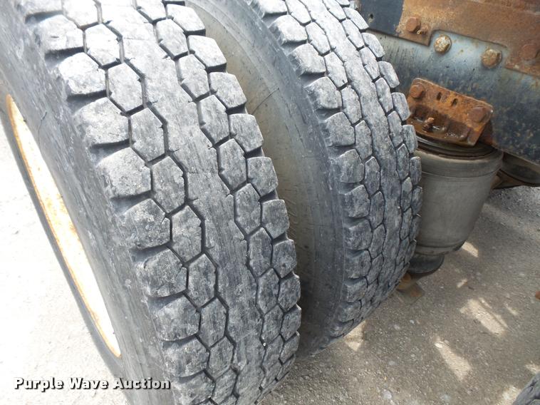 image for item DA1626 1995 Ford L9000 semi truck