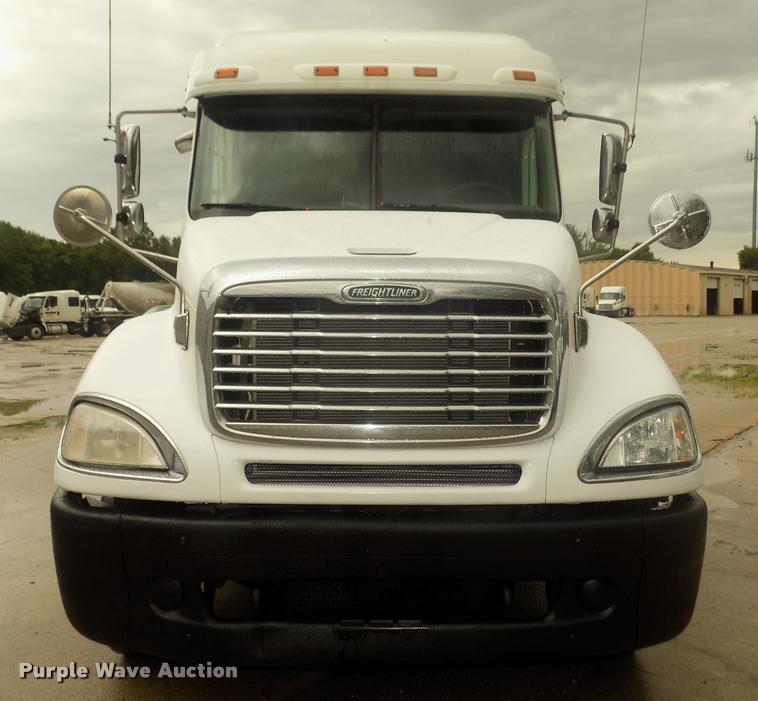 image for item DA3059 2005 Freightliner Columbia semi truck