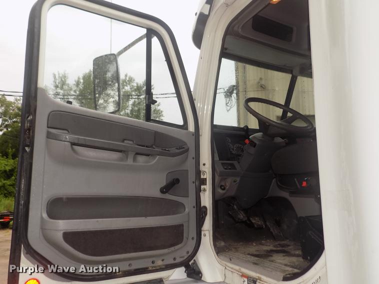 image for item DA3059 2005 Freightliner Columbia semi truck