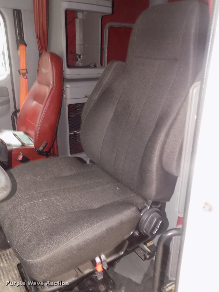 image for item DA3059 2005 Freightliner Columbia semi truck