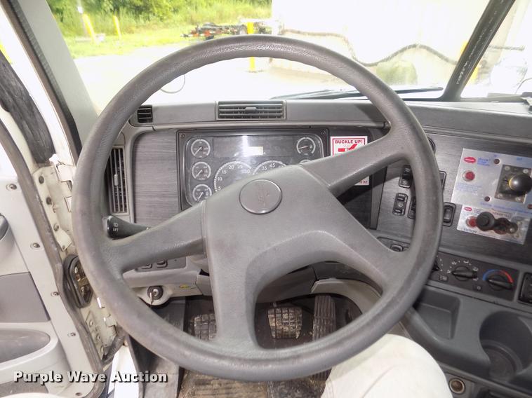 image for item DA3059 2005 Freightliner Columbia semi truck