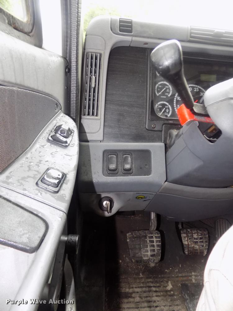 image for item DA3059 2005 Freightliner Columbia semi truck