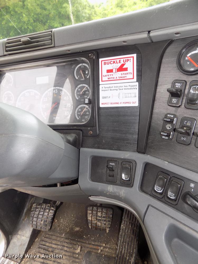 image for item DA3059 2005 Freightliner Columbia semi truck