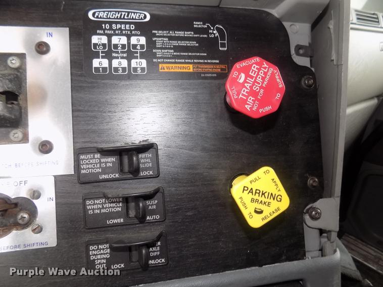 image for item DA3059 2005 Freightliner Columbia semi truck