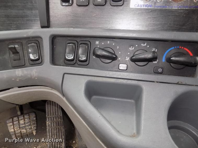 image for item DA3059 2005 Freightliner Columbia semi truck