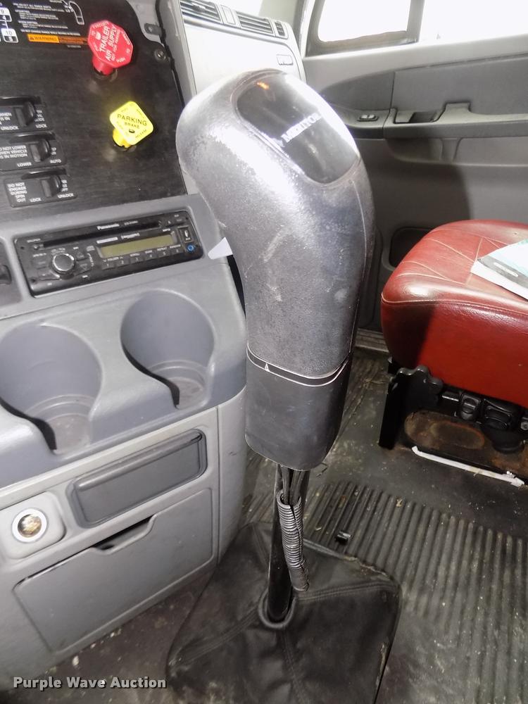 image for item DA3059 2005 Freightliner Columbia semi truck