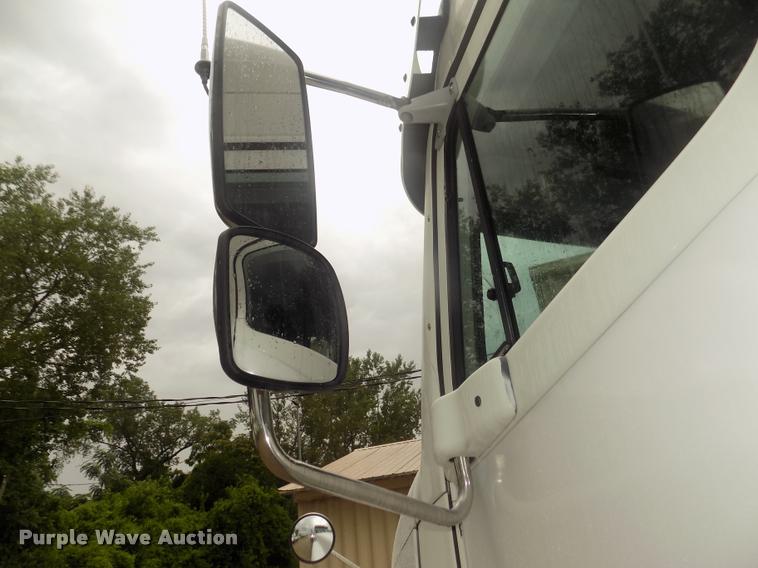 image for item DA3059 2005 Freightliner Columbia semi truck