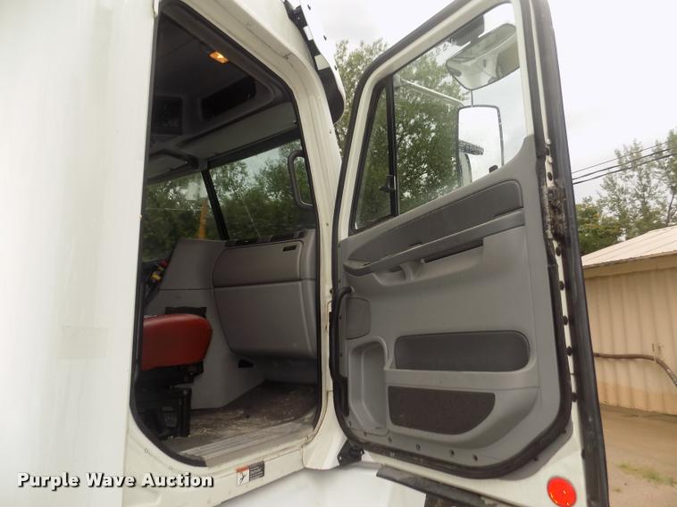 image for item DA3059 2005 Freightliner Columbia semi truck