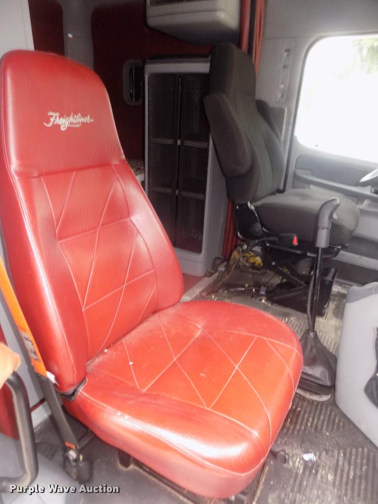 image for item DA3059 2005 Freightliner Columbia semi truck