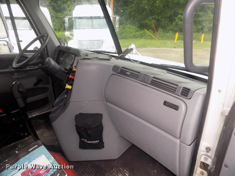 image for item DA3059 2005 Freightliner Columbia semi truck