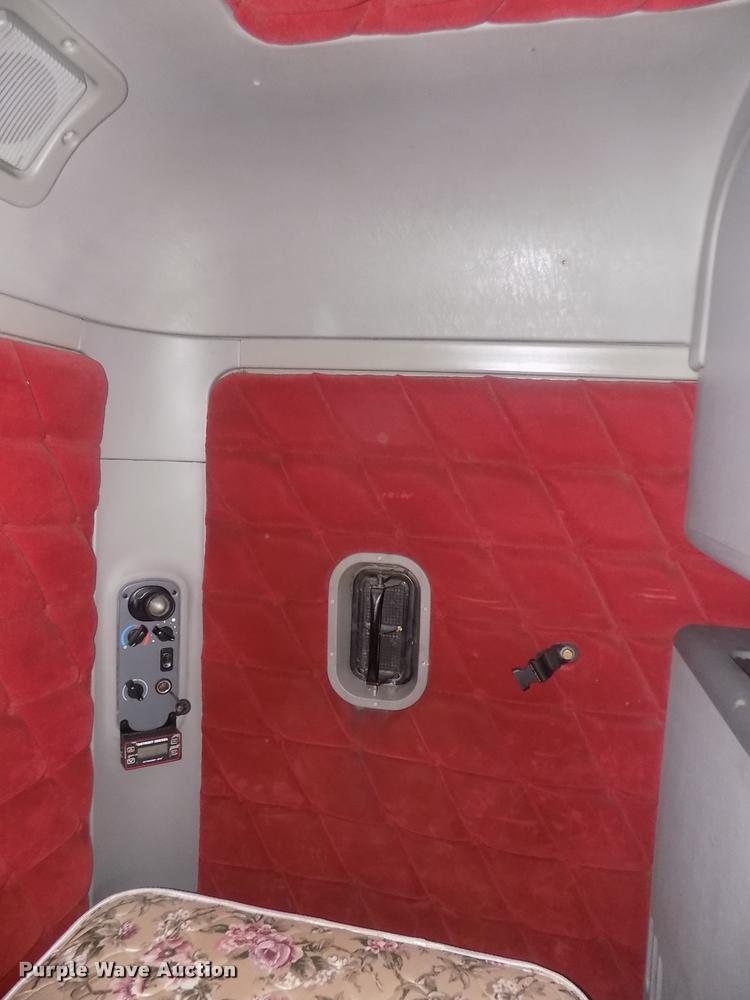 image for item DA3059 2005 Freightliner Columbia semi truck