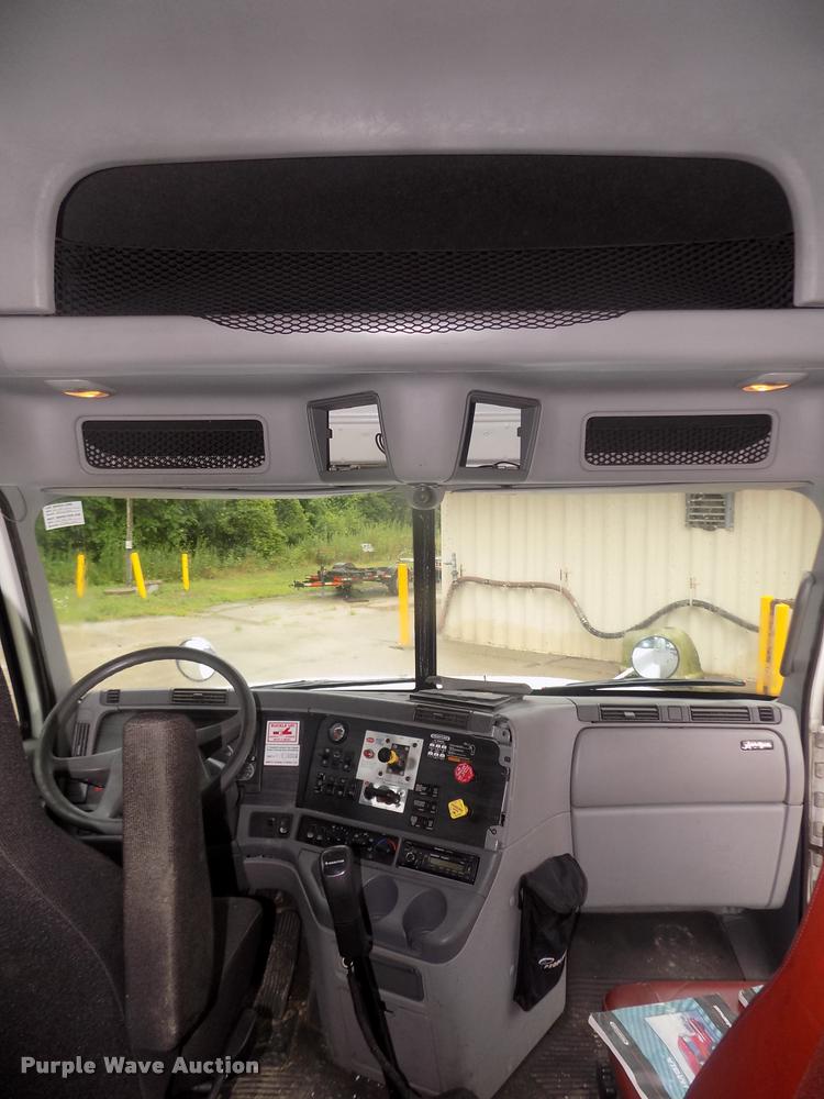 image for item DA3059 2005 Freightliner Columbia semi truck