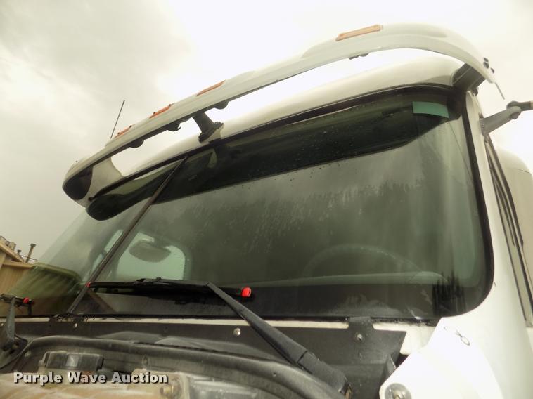 image for item DA3059 2005 Freightliner Columbia semi truck