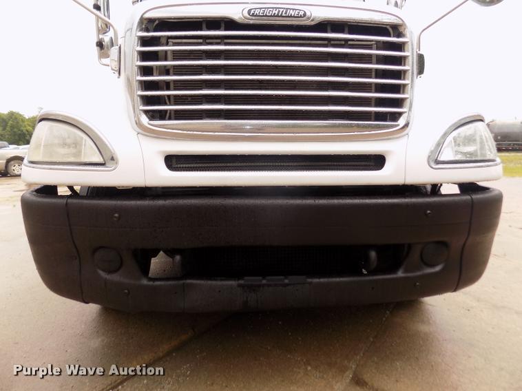 image for item DA3059 2005 Freightliner Columbia semi truck