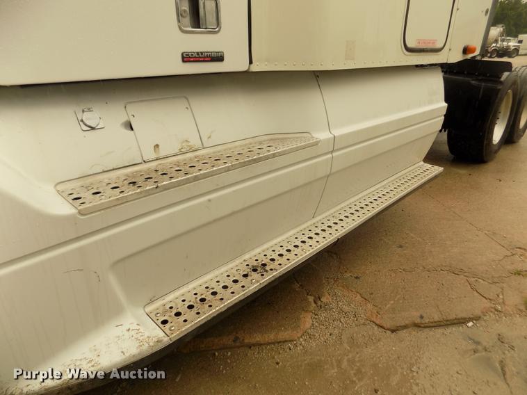 image for item DA3059 2005 Freightliner Columbia semi truck