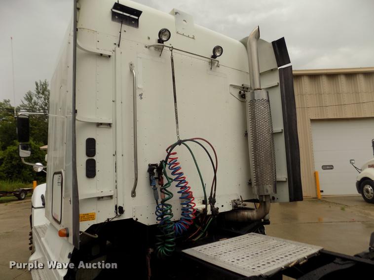 image for item DA3059 2005 Freightliner Columbia semi truck