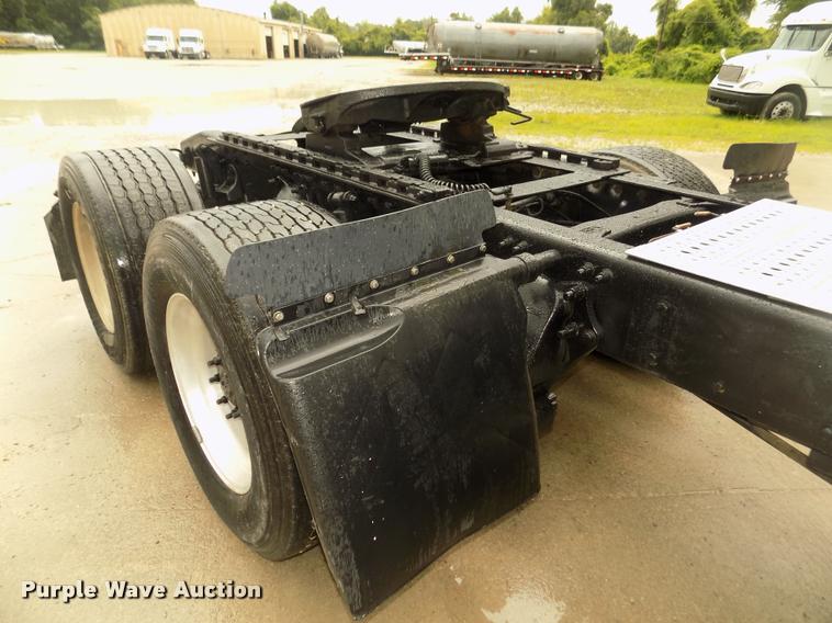 image for item DA3059 2005 Freightliner Columbia semi truck