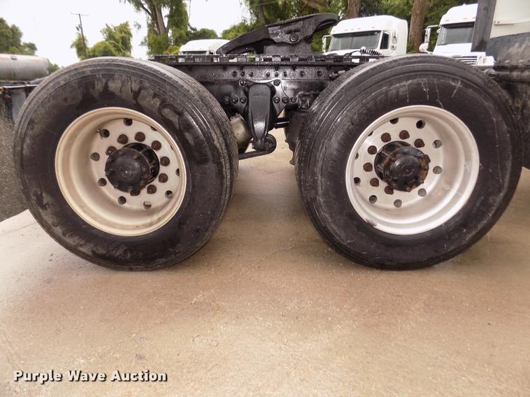 image for item DA3059 2005 Freightliner Columbia semi truck