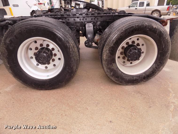 image for item DA3059 2005 Freightliner Columbia semi truck