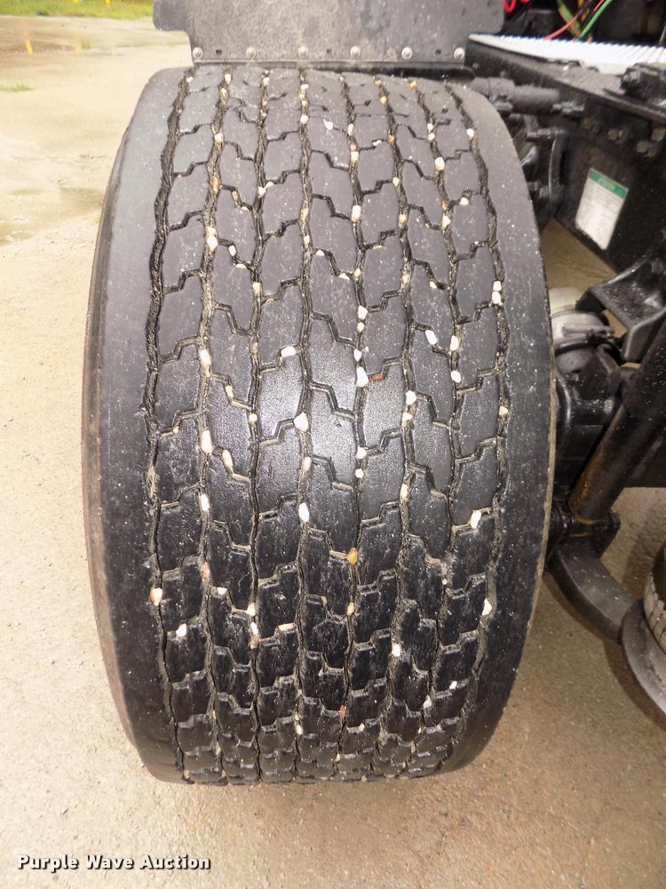 image for item DA3059 2005 Freightliner Columbia semi truck