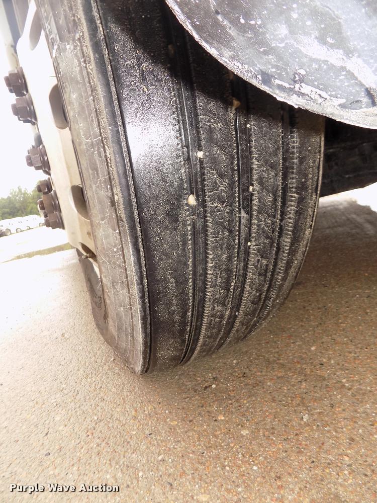 image for item DA3059 2005 Freightliner Columbia semi truck