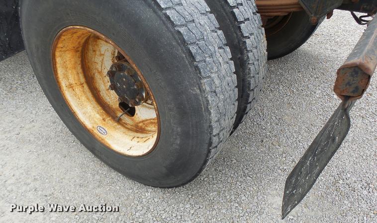 image for item DA3268 1996 Volvo WG semi truck