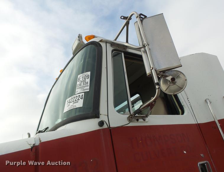 image for item DA3268 1996 Volvo WG semi truck