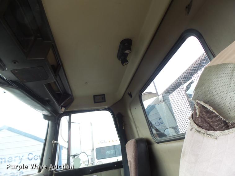 image for item DA3268 1996 Volvo WG semi truck