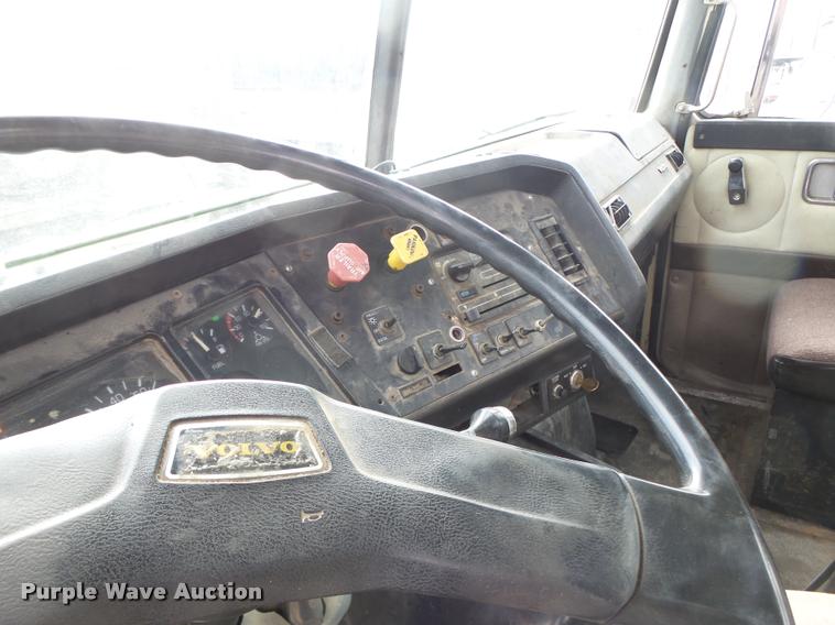 image for item DA3268 1996 Volvo WG semi truck
