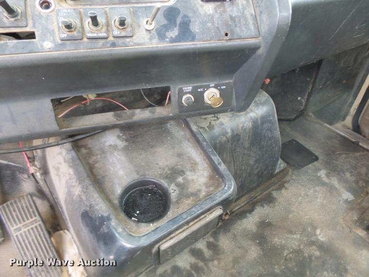 image for item DA3268 1996 Volvo WG semi truck