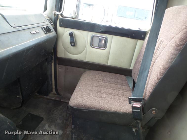 image for item DA3268 1996 Volvo WG semi truck