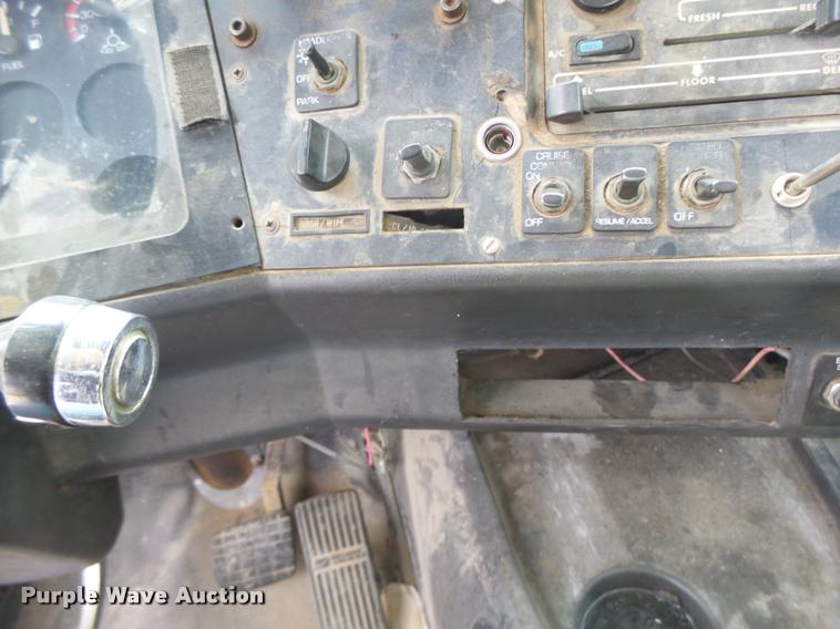 image for item DA3268 1996 Volvo WG semi truck