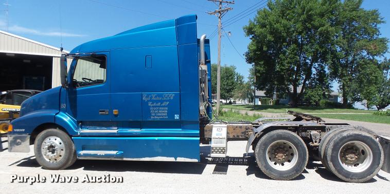 image for item DB1388 2001 Volvo VNL semi truck