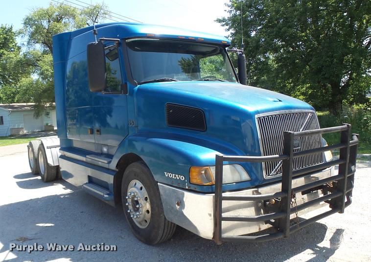 image for item DB1388 2001 Volvo VNL semi truck