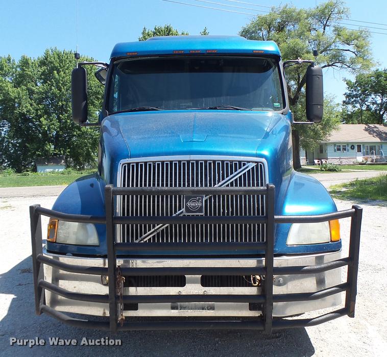image for item DB1388 2001 Volvo VNL semi truck