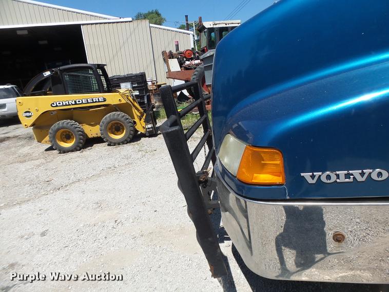 image for item DB1388 2001 Volvo VNL semi truck