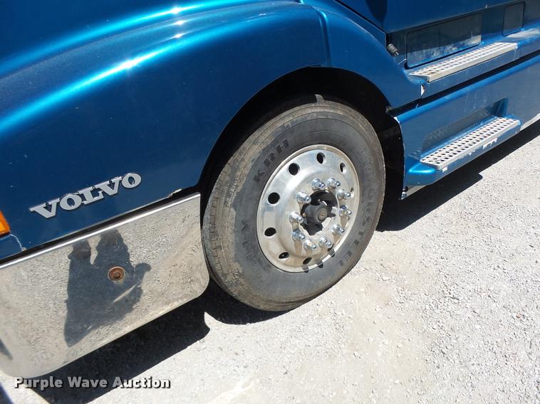 image for item DB1388 2001 Volvo VNL semi truck