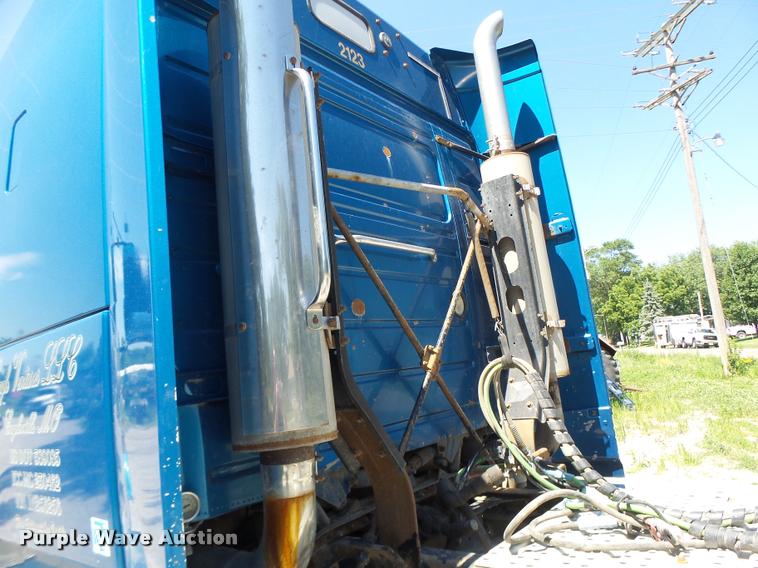 image for item DB1388 2001 Volvo VNL semi truck