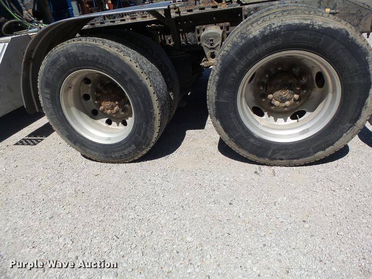 image for item DB1388 2001 Volvo VNL semi truck