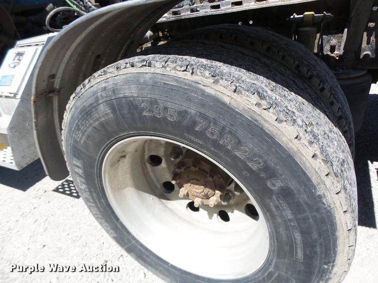 image for item DB1388 2001 Volvo VNL semi truck