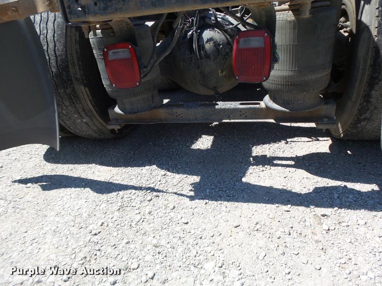 image for item DB1388 2001 Volvo VNL semi truck