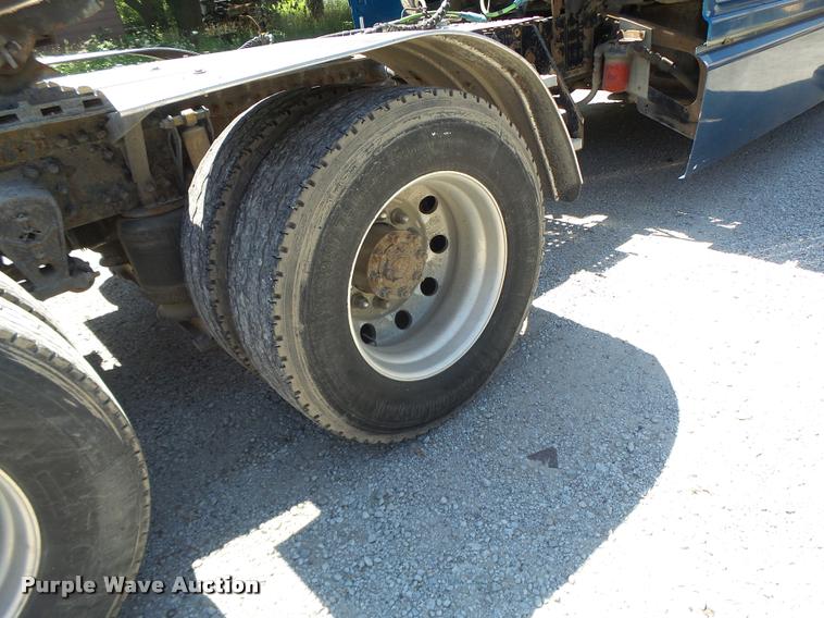 image for item DB1388 2001 Volvo VNL semi truck