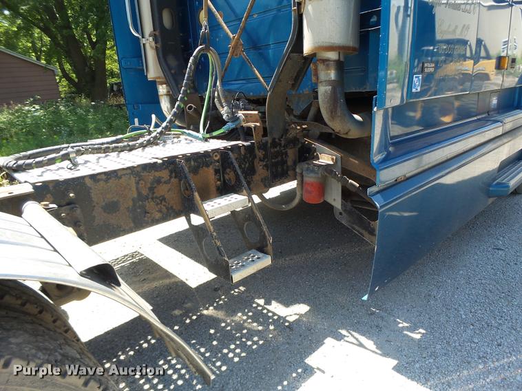 image for item DB1388 2001 Volvo VNL semi truck