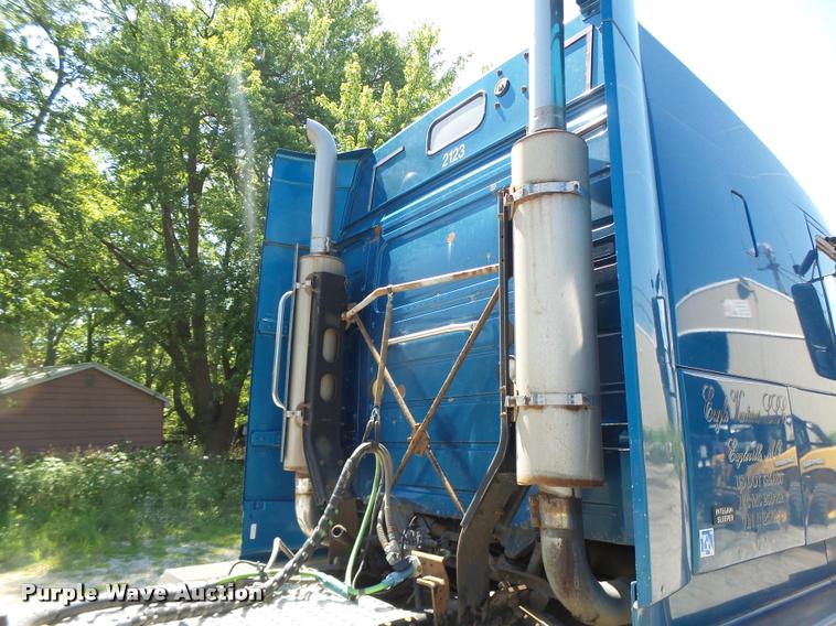 image for item DB1388 2001 Volvo VNL semi truck