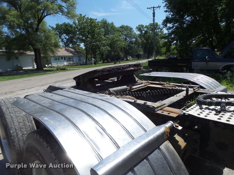 image for item DB1388 2001 Volvo VNL semi truck