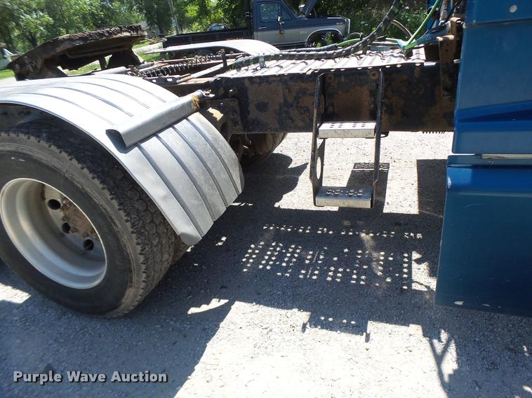 image for item DB1388 2001 Volvo VNL semi truck