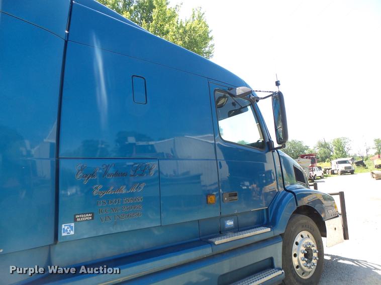 image for item DB1388 2001 Volvo VNL semi truck