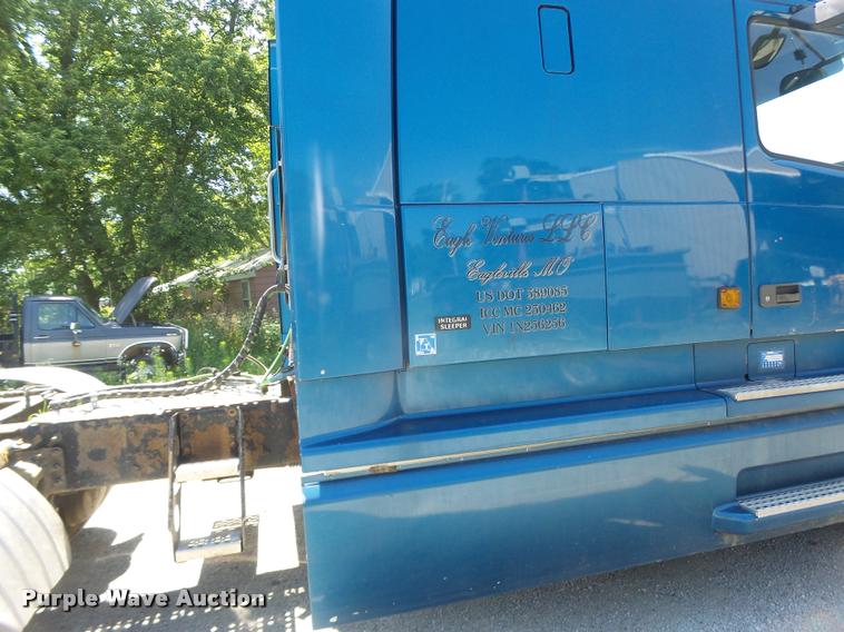 image for item DB1388 2001 Volvo VNL semi truck