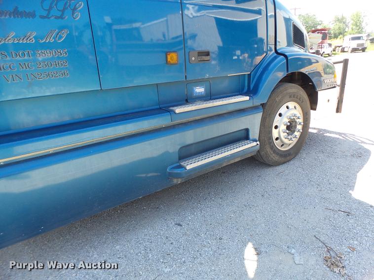 image for item DB1388 2001 Volvo VNL semi truck