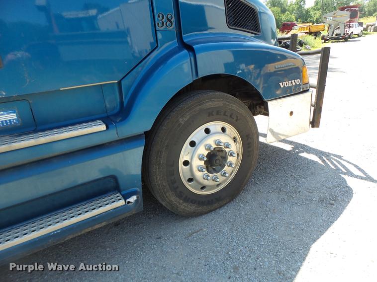 image for item DB1388 2001 Volvo VNL semi truck